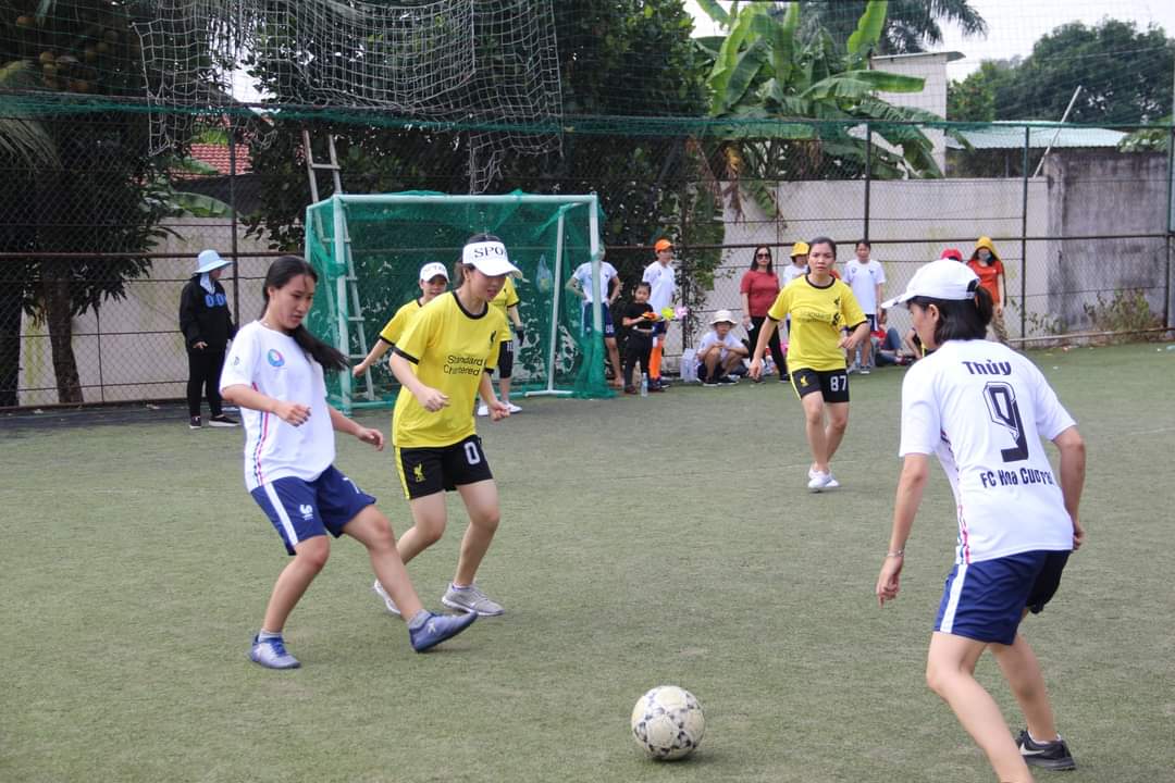 Hội thao bóng đá nữ giữa các trường nhân ngày 20.11